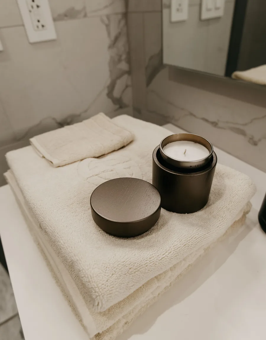 Handdoeken en een kaars in de behandelkamer