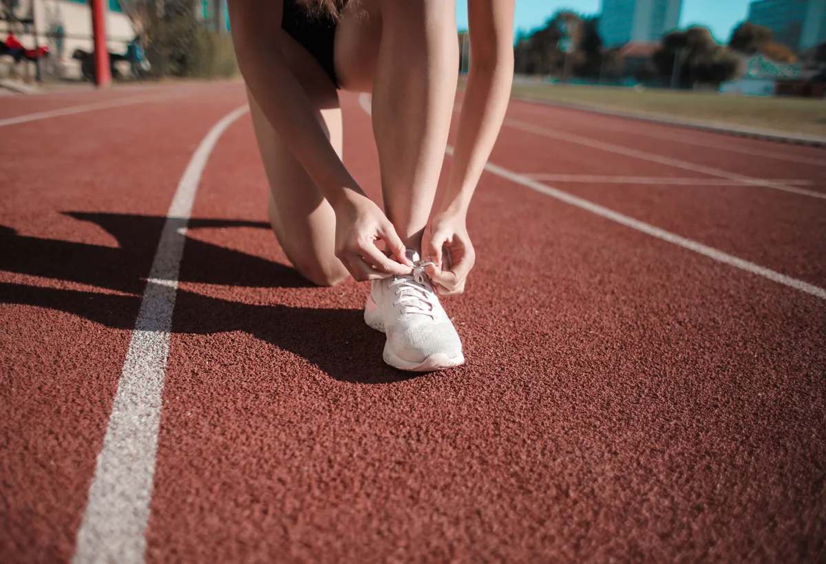 Hardloopschoenen met speciaal gefreesde sportsteunzolen op loopband