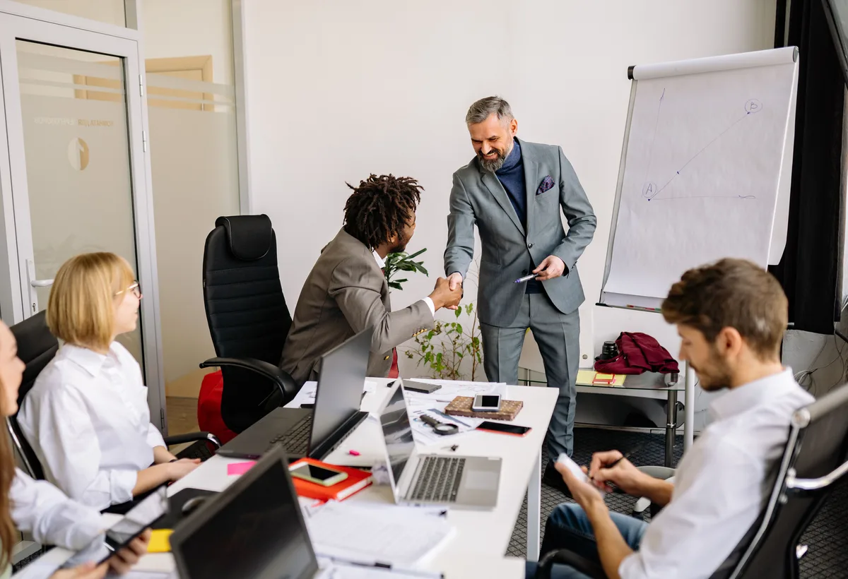 Nieuwe medewerker wordt warm verwelkomd door buddy op eerste werkdag