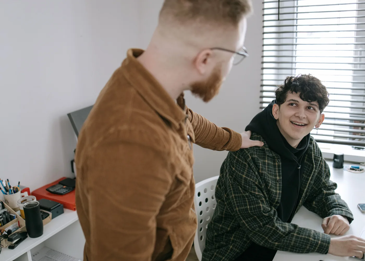 Consultant en kandidaat in een ontspannen gesprek