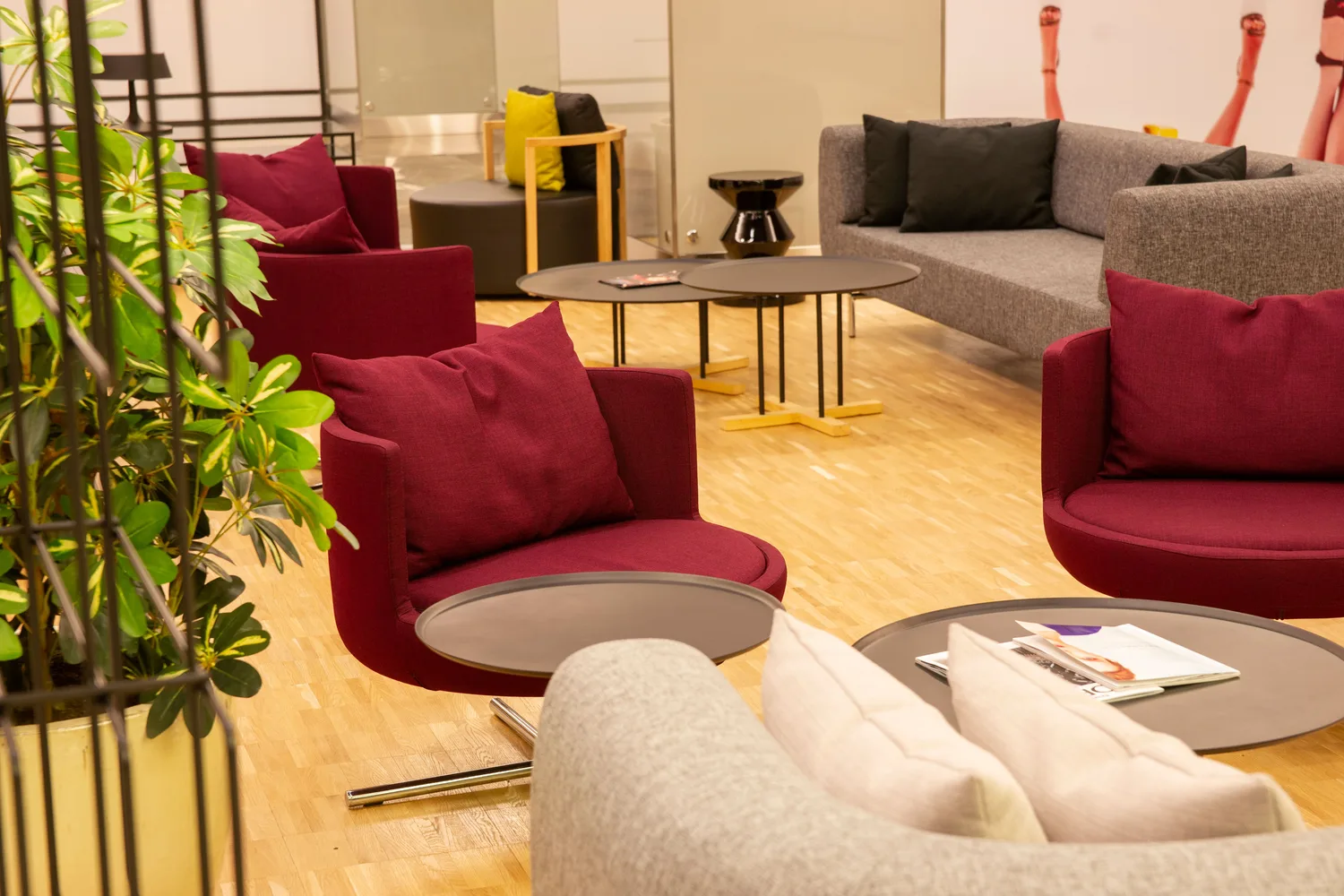 Warme wachtruimte van het bureau met fauteuils en planten