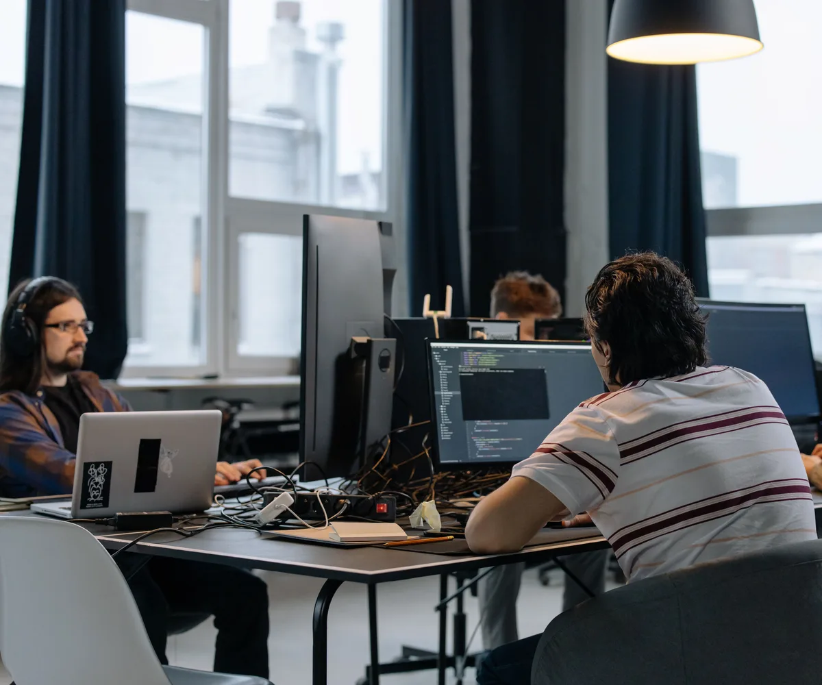 Team aan het werk in een moderne kantoortuin