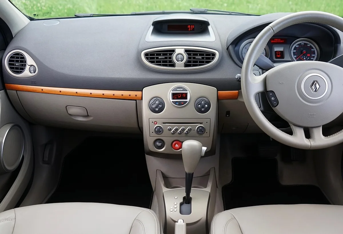 Hand bedient automaatpook in moderne hybride lesauto