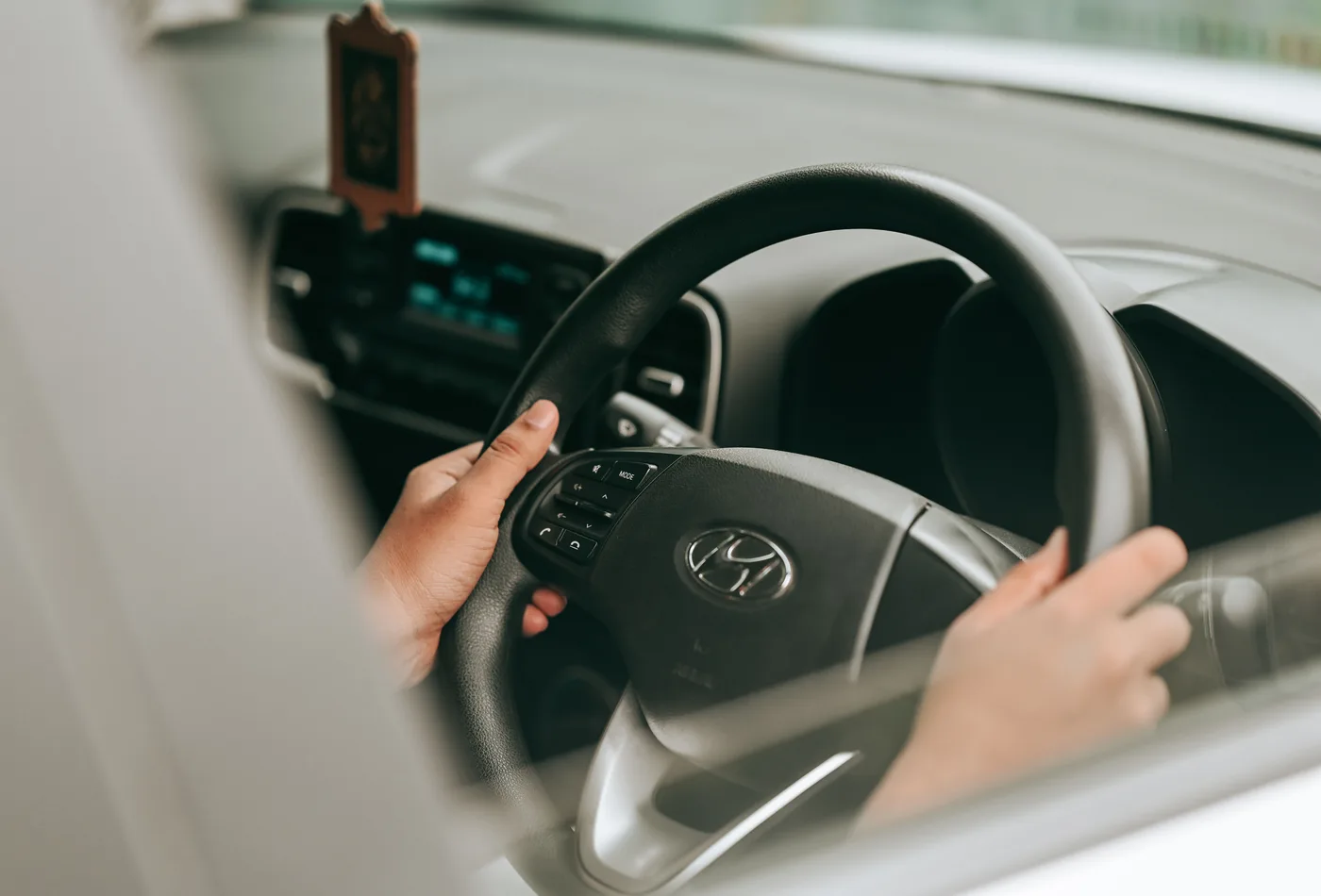 Twee handen rustig op het stuur in een automaat