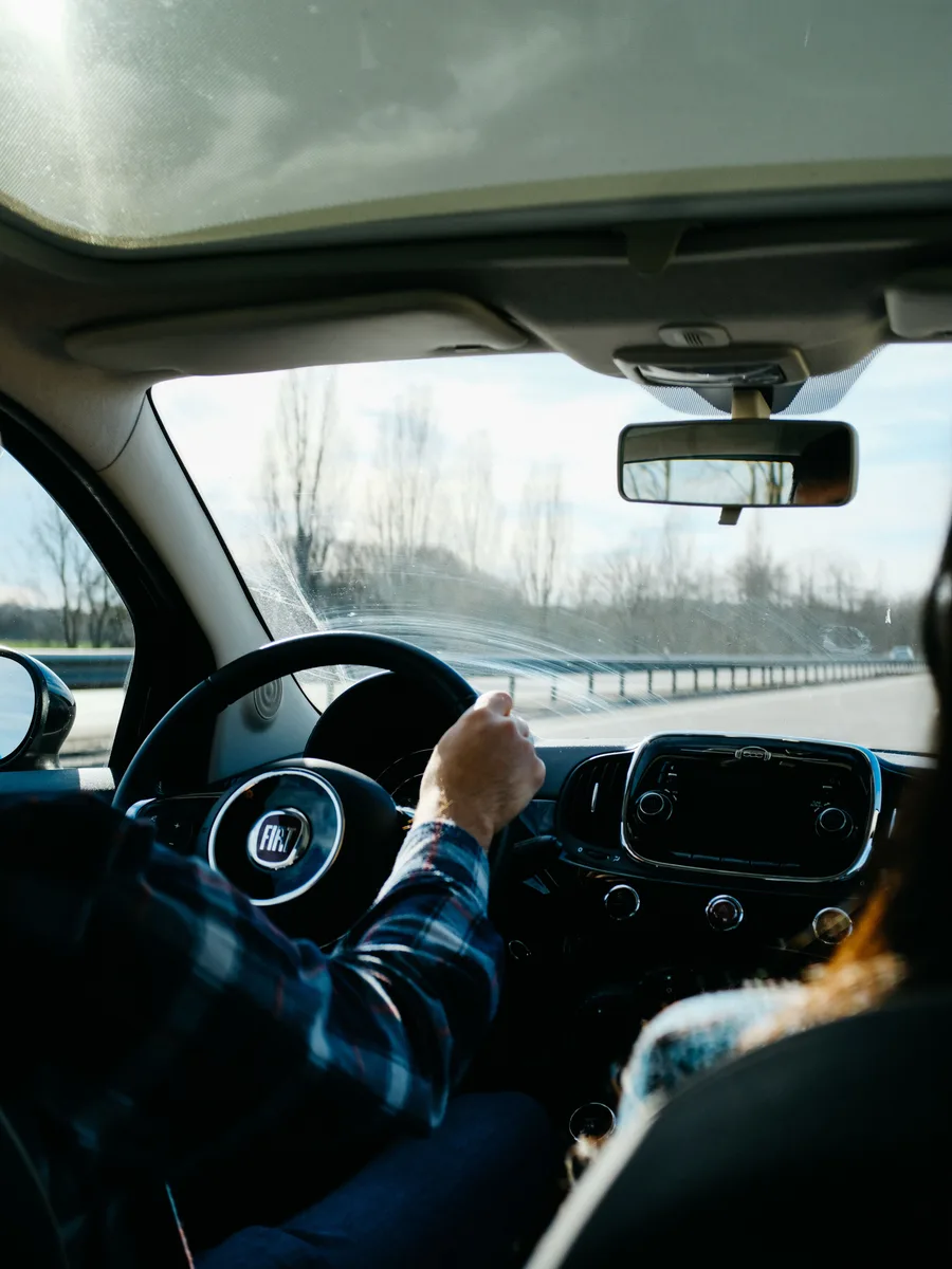 Leerling rijdt zelfstandig op een doorgaande weg