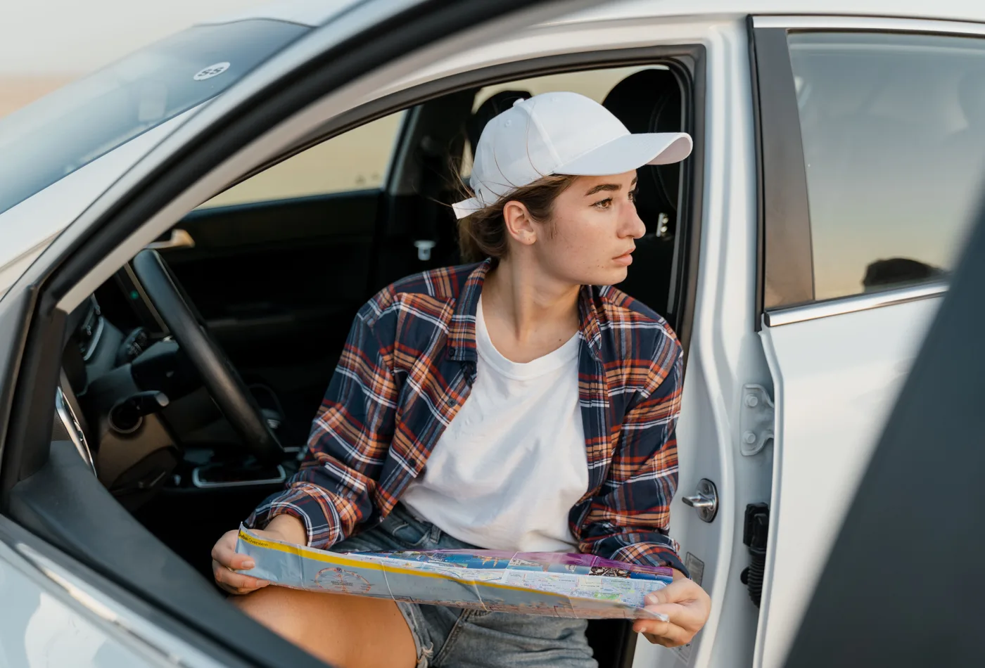 Leerling bekijkt een uitgevouwen routekaart vanaf de autostoel