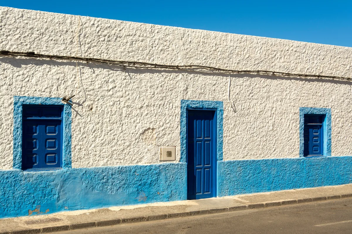 Frisch geschilderde blauwe gevel