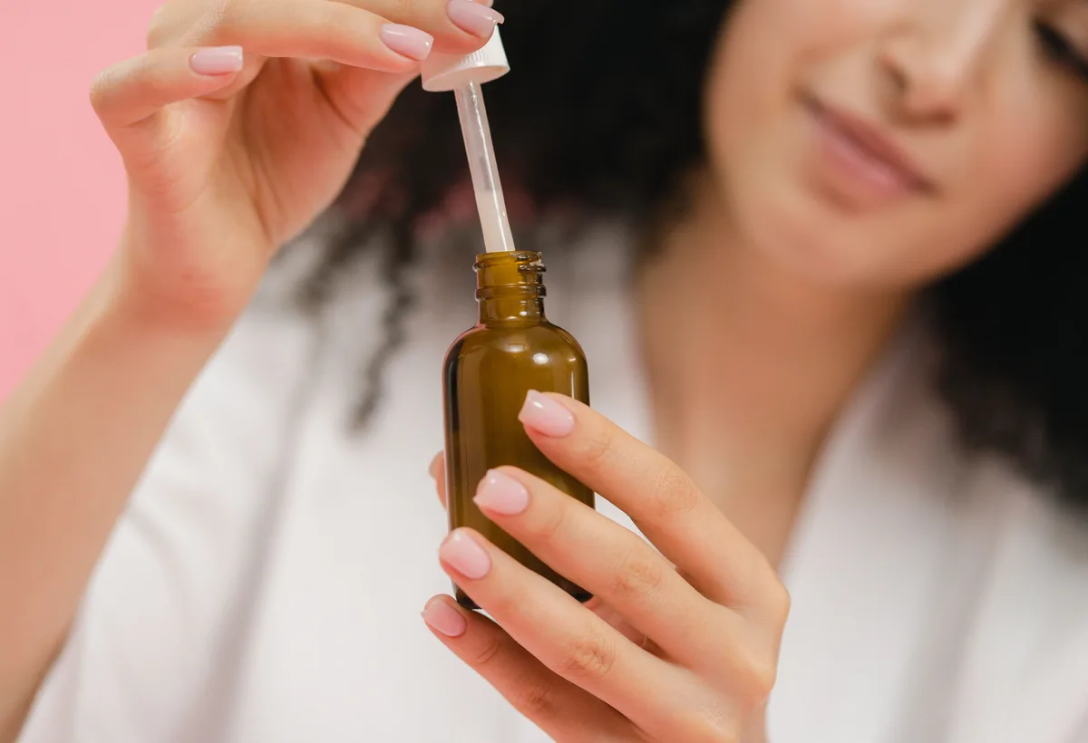 Glazen pipetflesje met geconcentreerd hyaluronzuur serum