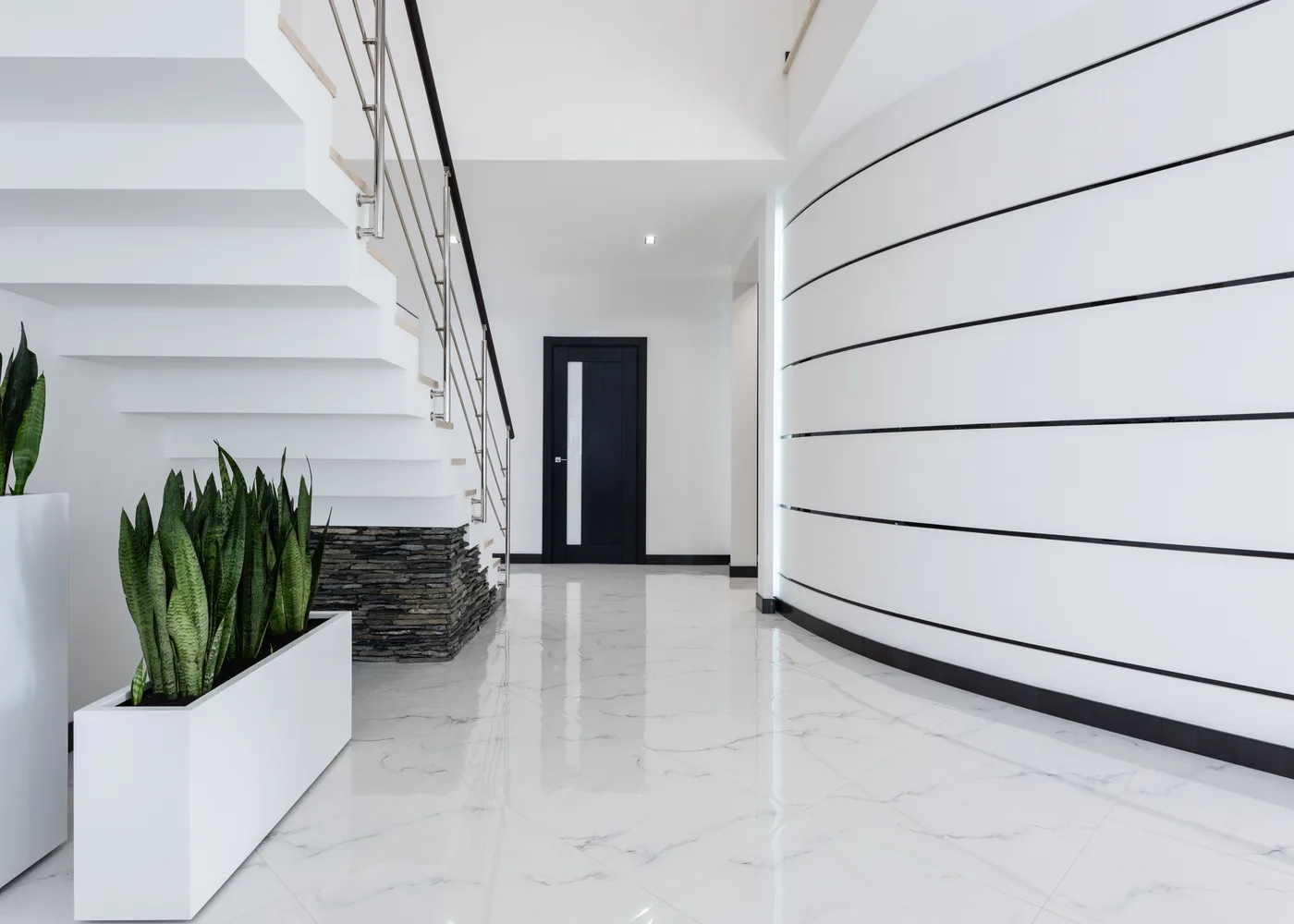 Licht trappenhuis met marmeren vloer in een appartementengebouw