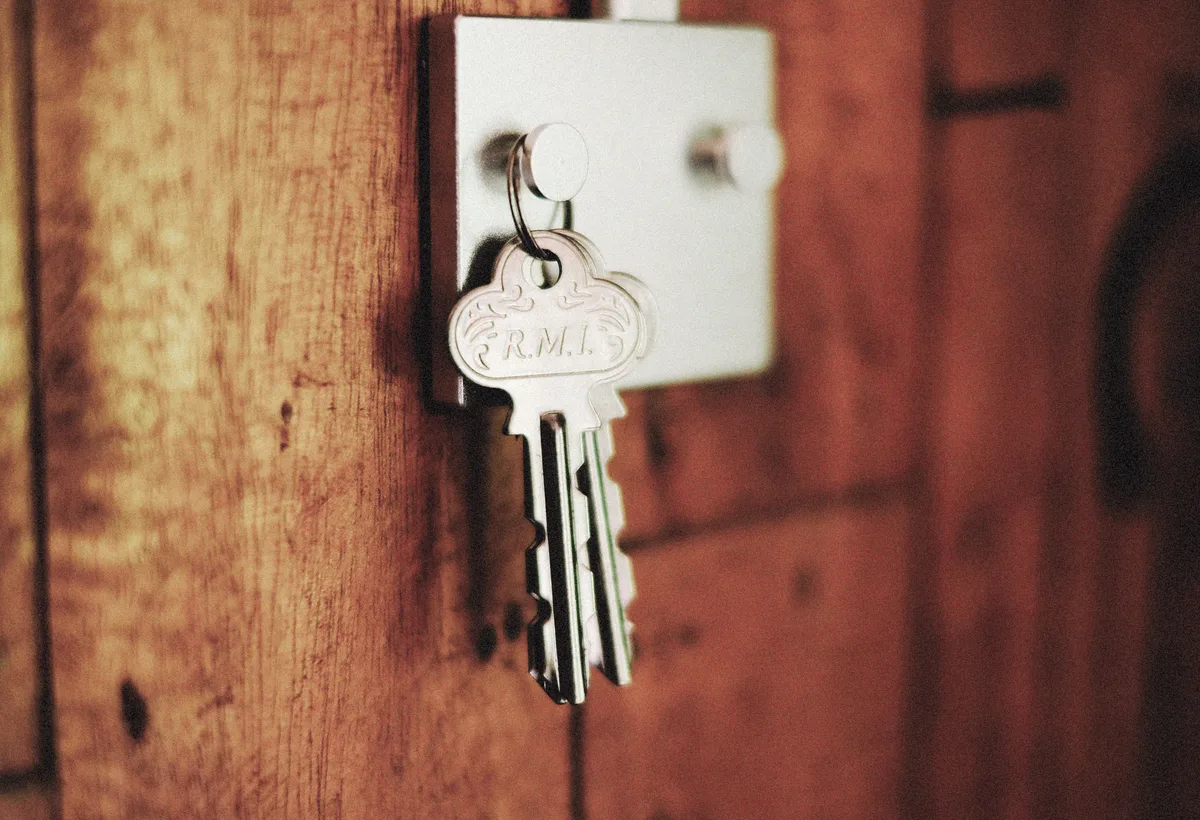 Slotenmaker opent voorzichtig voordeurslot zonder schade met lockpick gereedschap