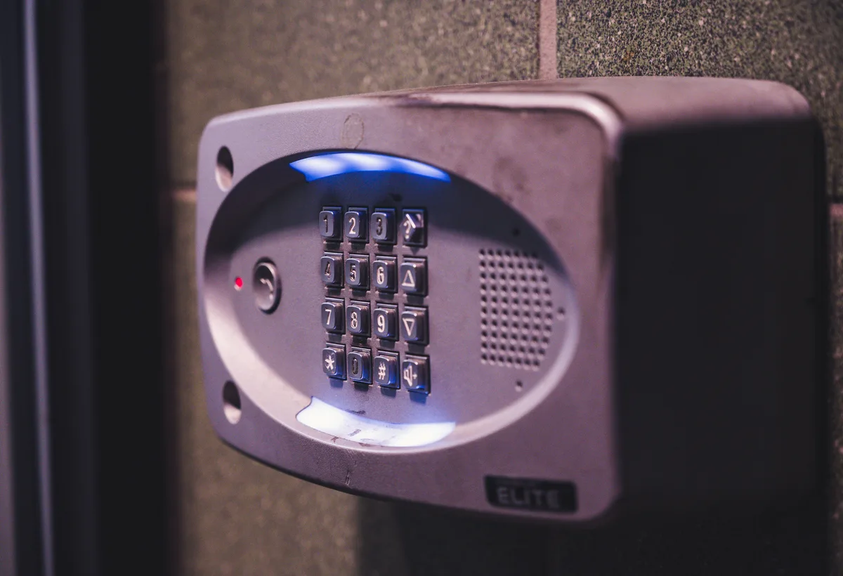 Modern slim deurslot met vingerafdrukscanner en numeriek toetsenbord