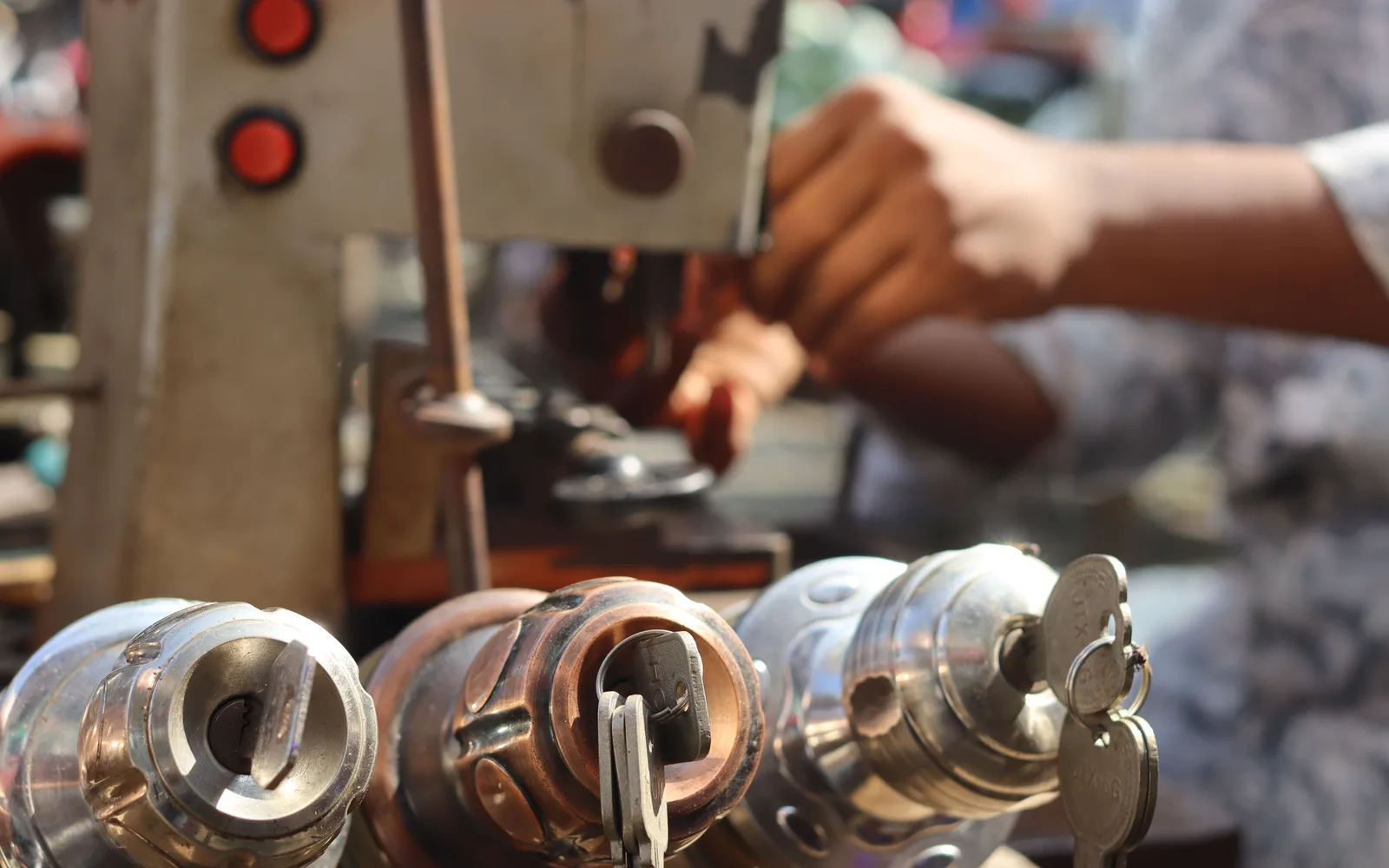 Sleutels, knoppen en sleutelmachine in het atelier