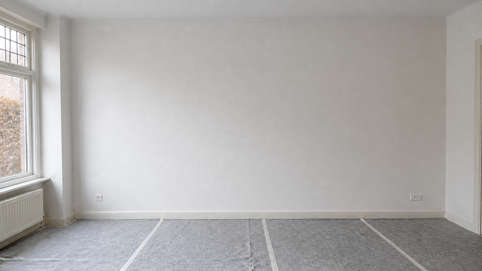 Dezelfde woonkamer met glad afgewerkte wand