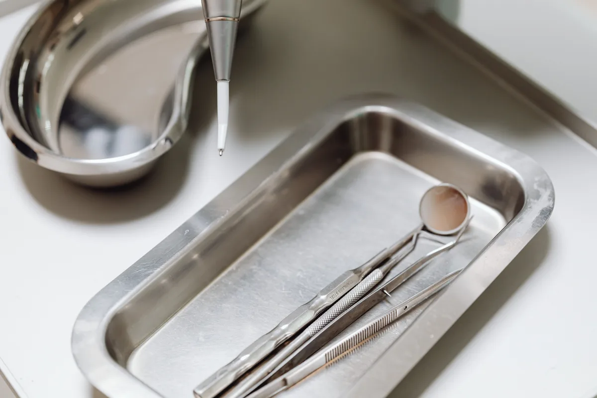 Instrumenten klaargelegd op een tray