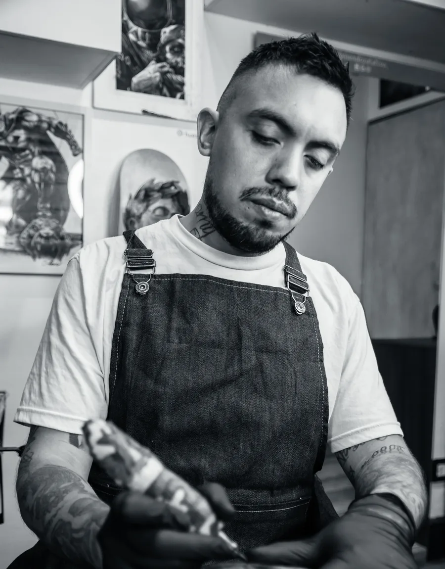 Zwart-witportret van tattoo-artiest Mick in de studio