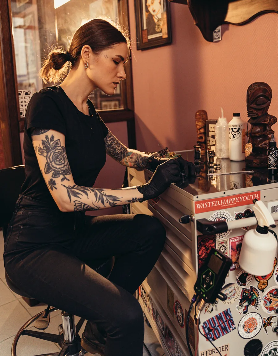 Tattoo-artiest Nora aan haar werkstation in de studio