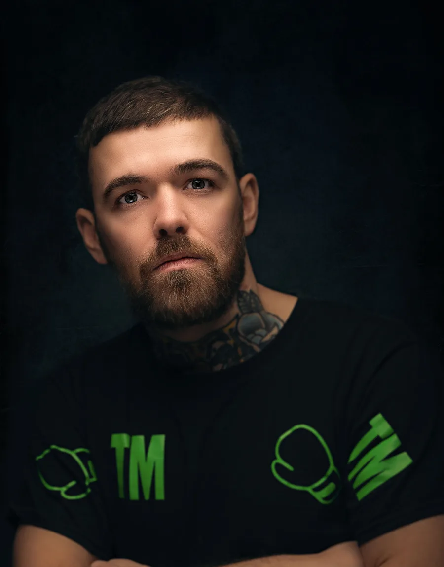 Portret van tattoo-artiest Ravi met tatoeages in de hals