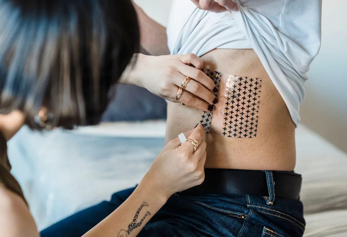 Vers gezette tattoo beschermd met transparante medische second skin folie