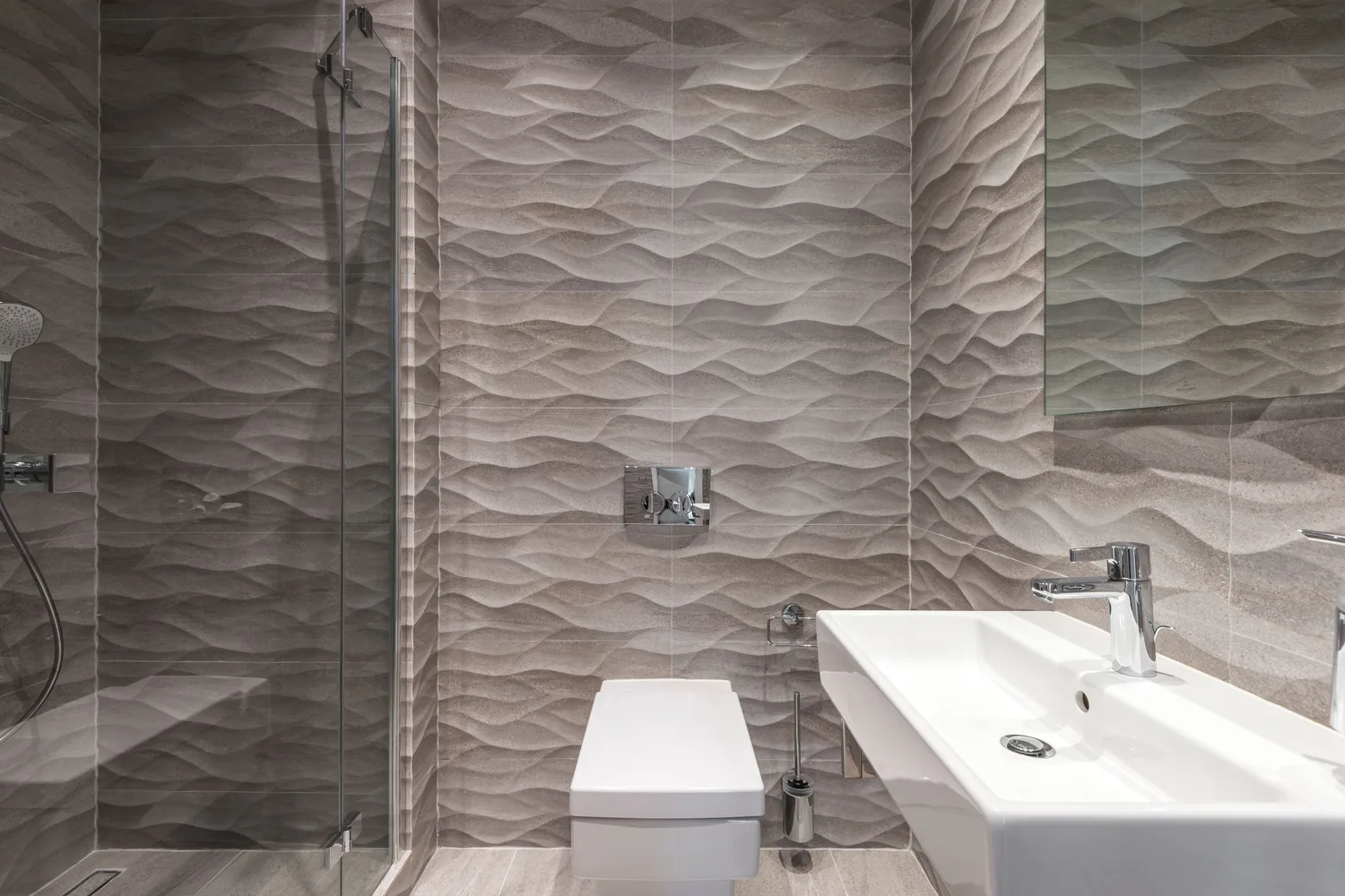Toilet met grijze reliëftegels