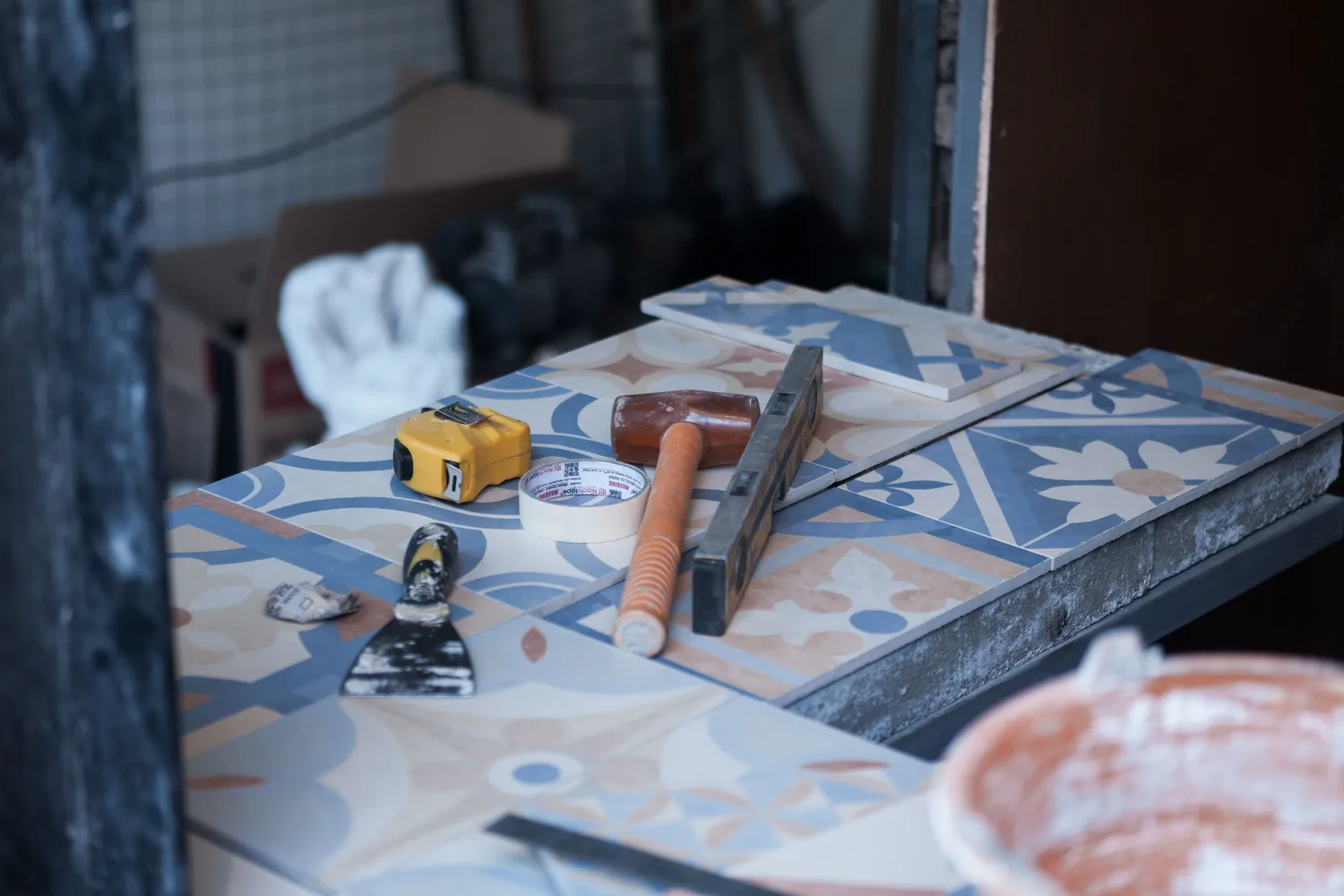 Tegelgereedschap op een werkbank