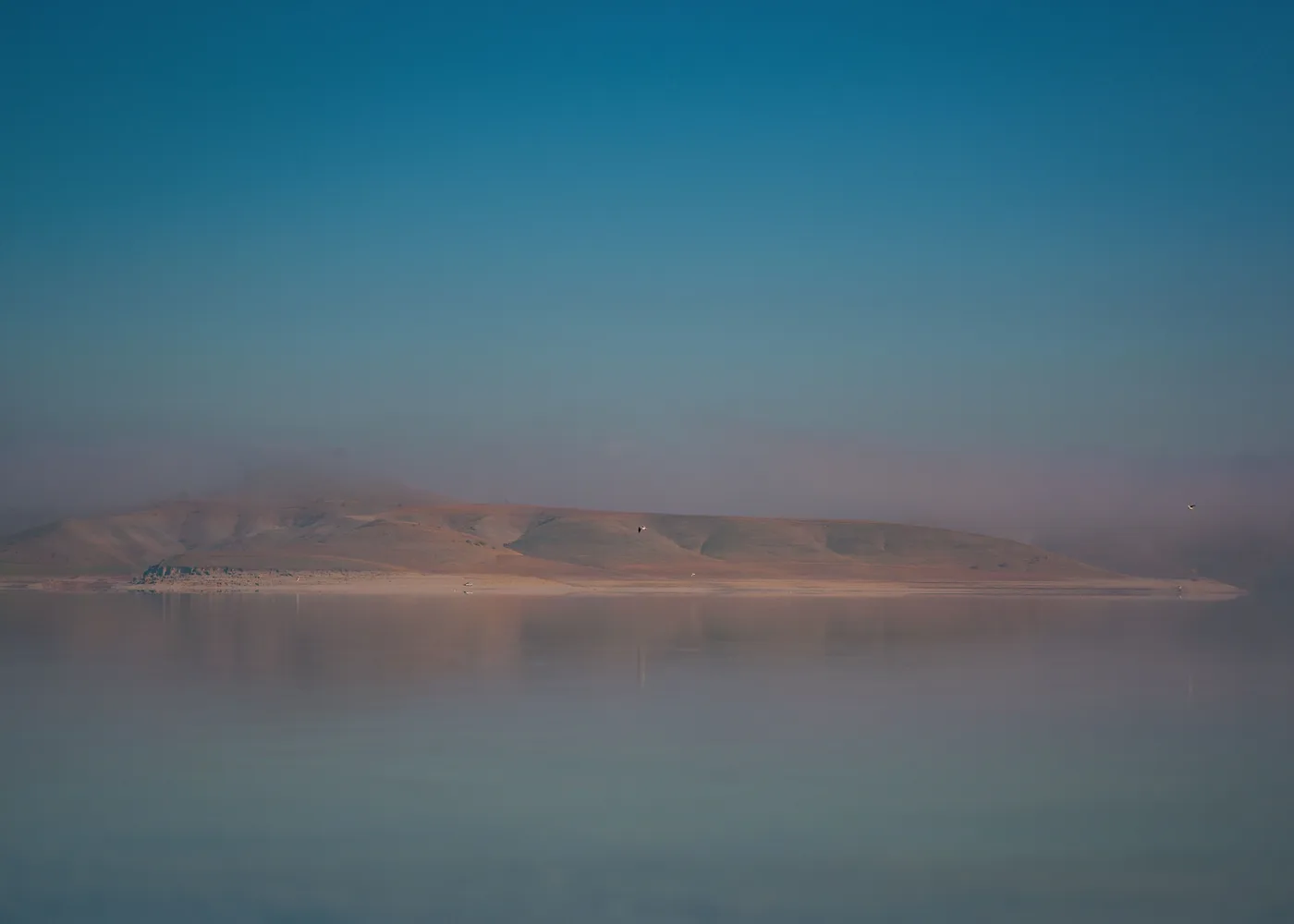 Stil water bij het eerste ochtendlicht