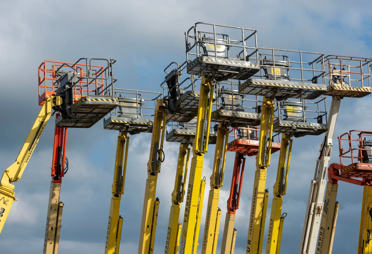 Verhuislift met plateau brengt wasmachine omhoog naar derde verdieping