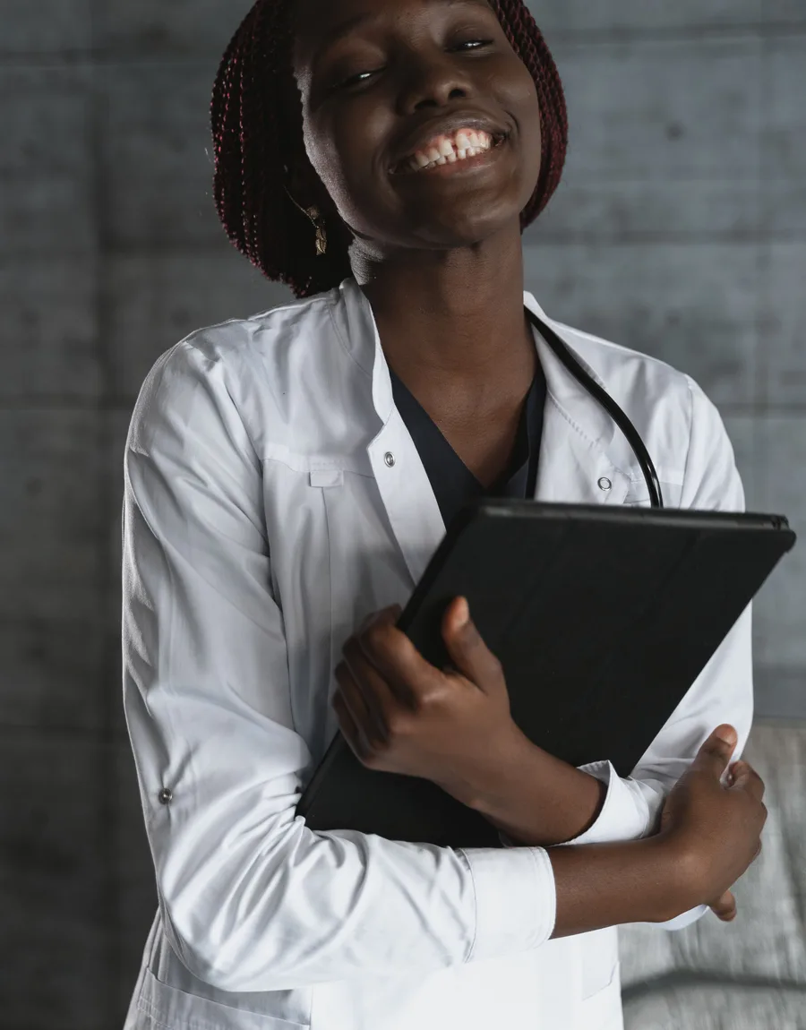 Portret van verloskundige Amara Osei