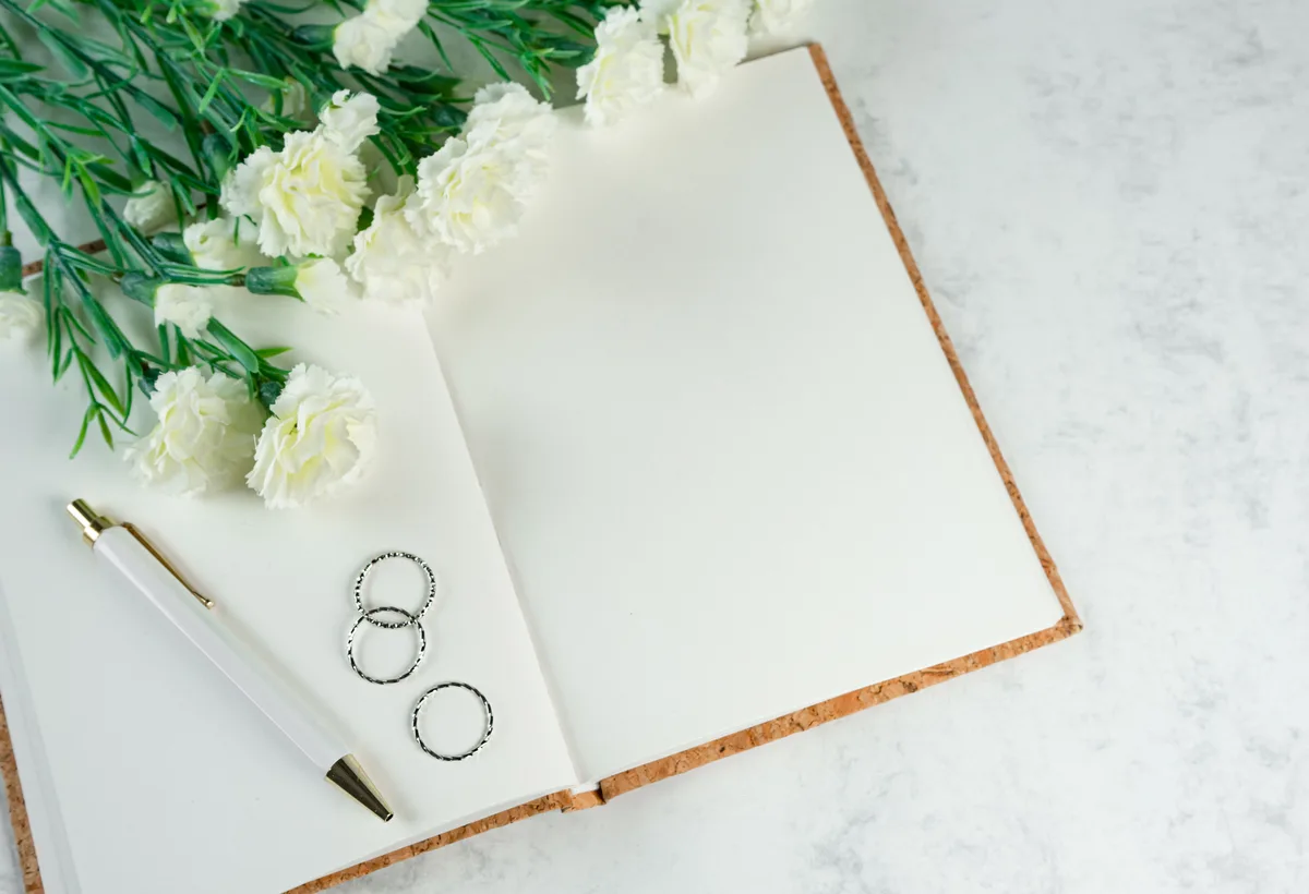 Bruidspaar bekijkt sfeervol moodboard en budgetoverzicht met weddingplanner