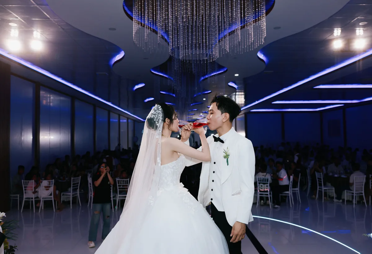 Weddingplanner met oortje coördineert binnenkomst van de bruidstaart