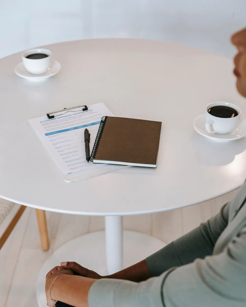 Trouwplanner werkt aan een planning met notitieboek