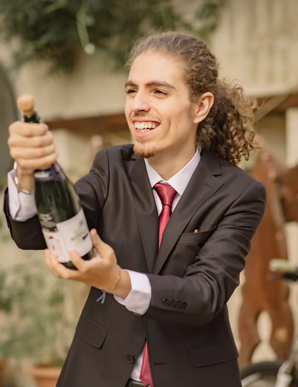 Gasten proosten met champagne tijdens de borrel