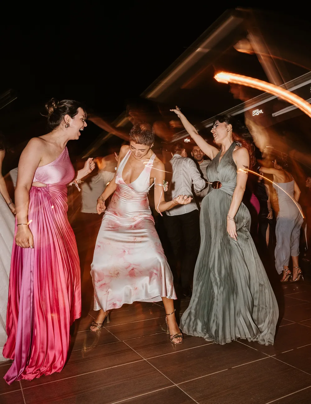 Dansfeest met lichtjes in de avond