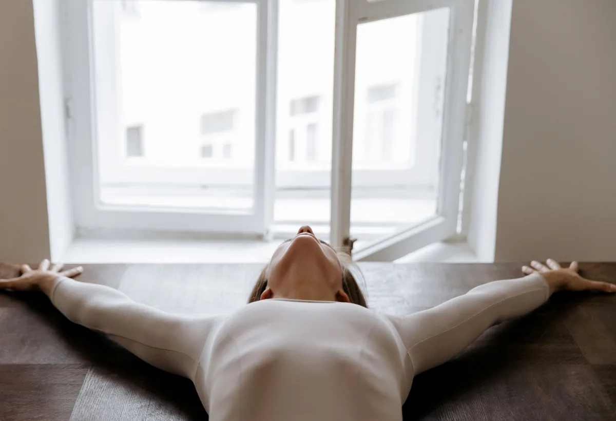 Yogastudio met deelnemers ontspannen liggend in Savasana onder dekens
