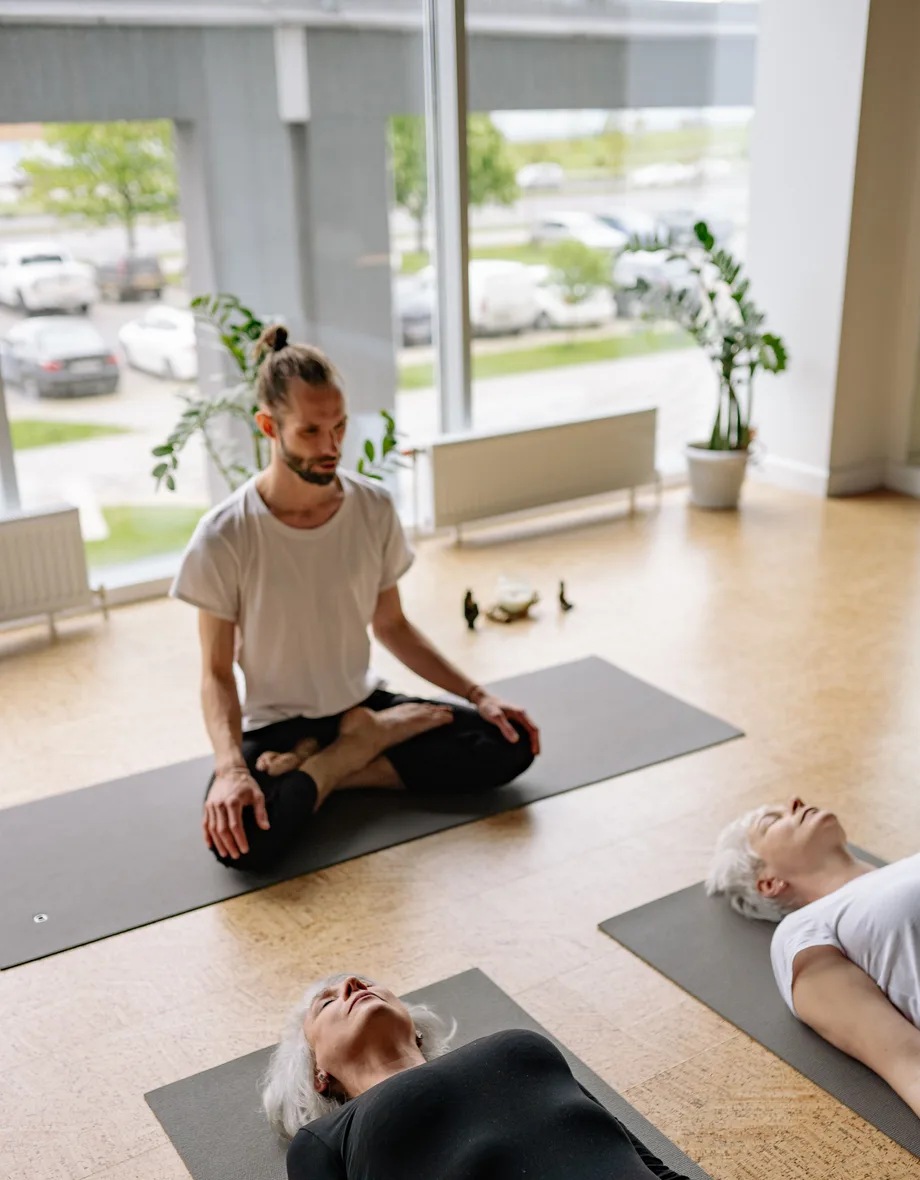 Docent begeleidt de meditatie aan het einde van een les