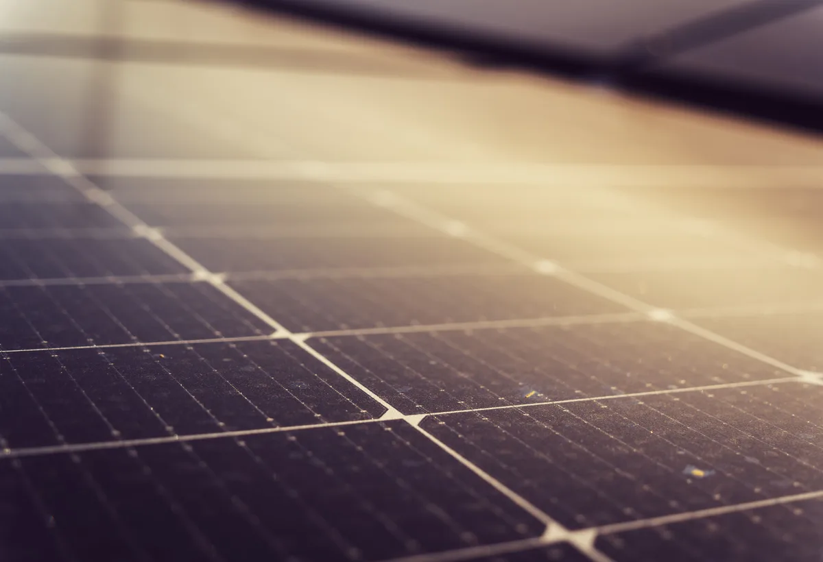 Zwarte all-black glas-glas zonnepanelen op schuin dak