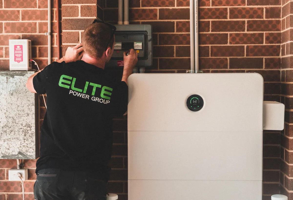 Wandgemonteerde thuisbatterij in technische ruimte van woning