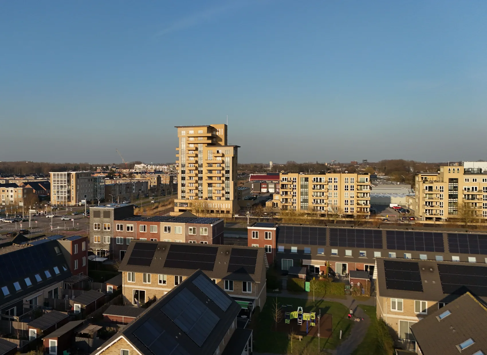 Nederlandse nieuwbouwwijk waar vrijwel elk dak vol zonnepanelen ligt