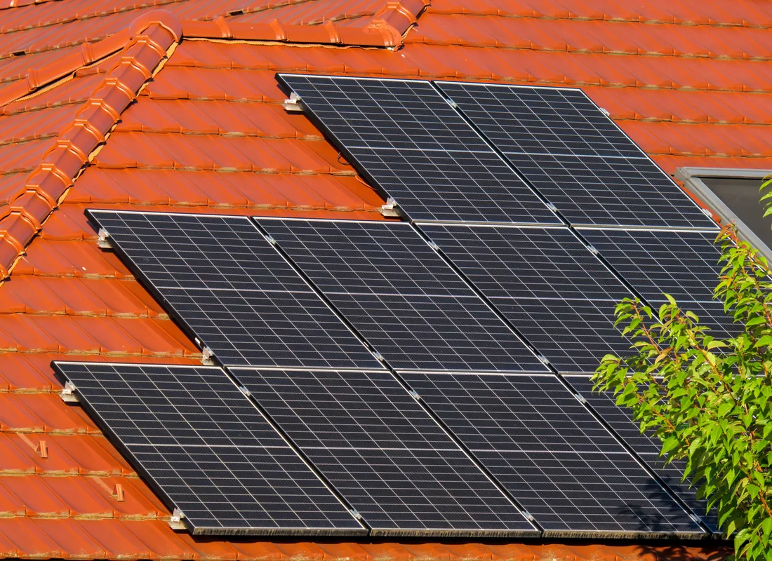 Zonnepanelen strak in lijn op een oranje pannendak